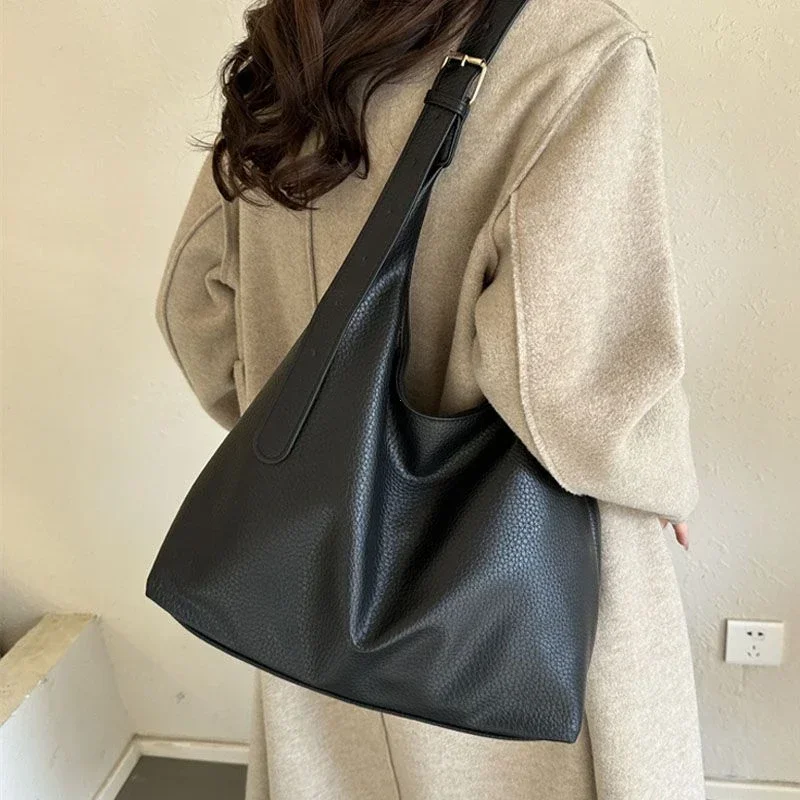 Women Bags Trend 2025 - Borsa tote in pelle moda per
