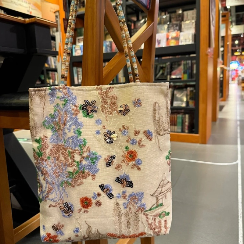 Women Bags 2026 Trends - Borsa Tote in Tela Ricamata Stile